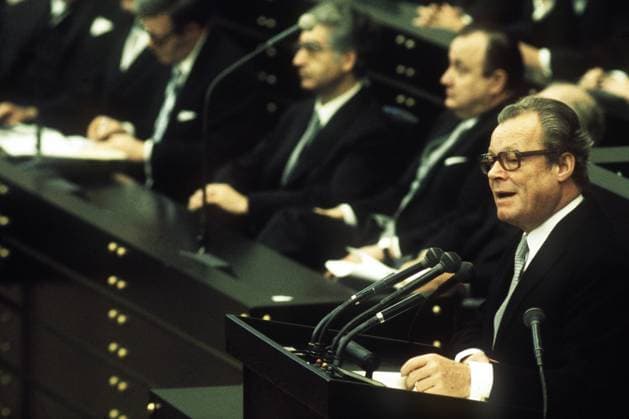 Der SPD-Vorsitzende Bundeskanzler Willy Brandt redet im Deutschen Bundestag