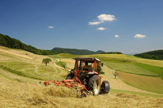 Traktor beim Heumachen auf Wiesen im Schweizer Mittelland, Kanton Aargau, Schweiz, Europa iblgva01270388