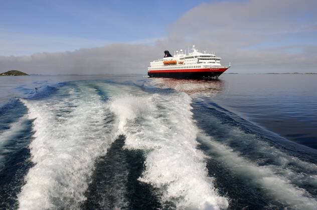 MS Nordkapp der Hurtigruten, Holandfjord, Norwegen, Skandinavien, Europa ibldwb01267320