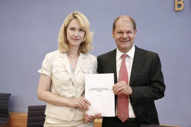 Berlin, den 09.09.2009 - Bundespressekonferenz Foto: Manuela Schwesig, Ministerin für Soziales und Gesundheit des Landes Mecklenburg-Vorpommern und Bundesarbeitsminister Olaf Scholz, anlässlich einer Pressekonferenz zum Thema Gleichberechtigung im Arbeitsleben .