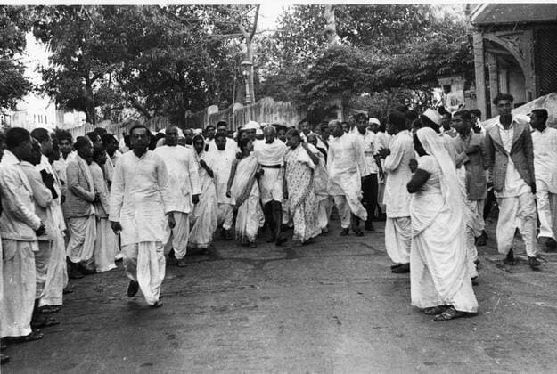 IMAGO ICONS: Mahatma Gandhi Mar 16, 1946; Delhi, India; MAHATMA GANDHI going to evening prayer. Delhi India  - ZUMAk09