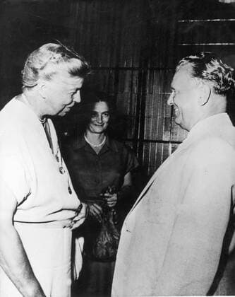 Berühmte Feministinnen, Eleanor Roosevelt Jan 01, 1953 - Brioni, Croatia - A suffragist, who worked to enhance the status of working women, one of the co-founders of Freedom House and an active supporter of the formation of the United Nations, ANNA ELEANOR ROOSEVELT s political aspirations went way beyond supporting her husband Franklin D. Roosevelt as a First Lady of the United States. PICTURED: ELEANOR ROOSEVELT and the leader of the Socialist Federal Republic of Yugoslavia JOSIP TITO. Brioni Croatia  - ZUMAk09