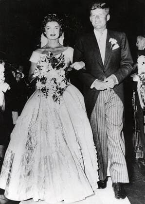 Sep 12, 1953 - Newport, Rhode Island, USA - Wedding of Jacqueline LEE BOUVIER und John F. KENNEDY. Born into a rich, politically connected Boston family JOHN F. KENNEDY was the youngest person elected U.S. President and the first Roman Catholic to serve in that office. For many observers, his presidency came to represent the ascendance of youthful idealism in the aftermath of World War II. The promise of this energetic and telegenic leader was not to be fulfilled, as he was assassinated near the end of his third year in office. His shocking death stood at the forefront of a period of political and social instability in the country and the world. Newport USA  - ZUMAk09