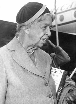 Berühmte Feministinnen, Eleanor Roosevelt Jan 01, 1957 - Frankfurt, Germany - A suffragist, who worked to enhance the status of working women, one of the co-founders of Freedom House and an active supporter of the formation of the United Nations, ANNA ELEANOR ROOSEVELT s political aspirations went way beyond supporting her husband Franklin D. Roosevelt as a First Lady of the United States. PICTURED: ELEANOR ROOSEVELT arriving on the Frankfurt airport. Frankfurt Germany  - ZUMAk09