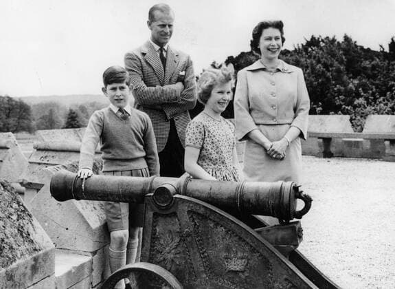 Jun 01, 1959 - Windsor, UK - QUEEN ELIZABETH II and PRINCE PHILIP with their children PRINCE CHARLES and PRINCESS ANNE.  - ZUMAk09