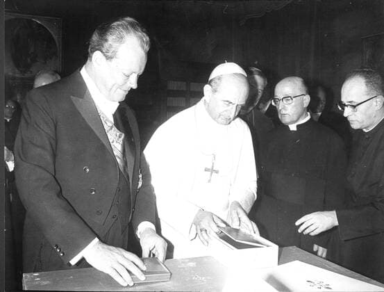 Papst PAUL VI (C) und Bundeskanzler Willy Brandt (L)  - ZUMAk09