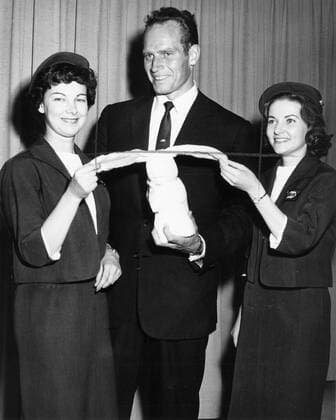 Mar 31, 1961; Madrid, Spain; Actor CHARLTON HESTON known for his religious roles in Ben-Hur and The Ten Commandments , pictured with TWA hostesses, ANN HENSHAW and JULIA BOEHNING, after his arrival from Madrid. Madrid Spain  - ZUMAk09