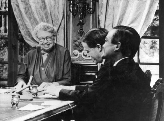 Berühmte Feministinnen, Eleanor Roosevelt Jan 01, 1962 - Paris, France - A suffragist, who worked to enhance the status of working women, one of the co-founders of Freedom House and an active supporter of the formation of the United Nations, ANNA ELEANOR ROOSEVELT s political aspirations went way beyond supporting her husband Franklin D. Roosevelt as a First Lady of the United States. PICTURED: ELEANOR ROOSEVELT recording a TV broadcast Cinq colonnes la une. Paris France  - ZUMAk09