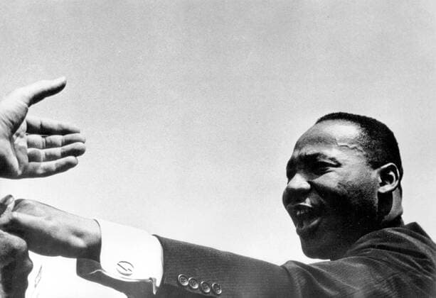 IMAGO History, U.S. Bürgerrechtsbewegung: 1954-1968 Aug 12, 1963 - Washington, DC, USA - Dr. MARTIN LUTHER KING pictured shaking hands during The March on Washington for Jobs and Freedom. Martin Luther King, Jr. was the most famous leader of the American civil rights movement, a political activist, who became in 1964 the youngest man to be awarded the Nobel Peace Prize (for his work as a peacemaker, promoting nonviolence and equal treatment for different races). On April 4, 1968, Dr. King was assassinated in Memphis, Tennessee. In 1977, he was posthumously awarded the Presidential Medal of Freedom by Jimmy Carter. In 1986, Martin Luther King Day was established as a United States holiday. Washington USA  - ZUMAk09