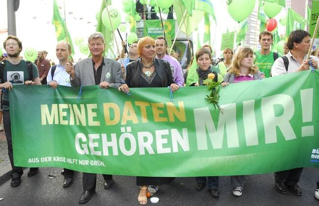 Wolfgang Wieland (3.v.li.) und Claudia Roth (Mitte, Bündnis 90 Die Grünen) während der Demonstration unter dem Motto -Freiheit statt Angst - Stoppt den Überwachungswahn- für mehr Datenschutz in Berlin Demonstration unter dem Motto -Freiheit statt Angst - Stoppt den Überwachungswahn- in Berlin SNP8457.jpg