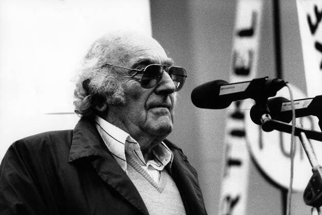 Demonstrationen in der DDR im Wendejahr 1989 Demonstration für Reformen in der DDR, zu der verschiedene Organisationen und Künstler aufgerufen haben und an der ca. 750.000 Menschen teilgenommen haben. Der Schriftsteller Stefan Heym bei der Abschlusskundgebung auf dem Alexanderplatz - 04.11.1989 Demonstrations in East Germany 1989 Writer Stefan Heym is giving a speech during a demonstration of about 750.000 people for political reforms at Alexanderplatz Square, East Berlin - 04.11.1989 Demo Bln-DDR 4.11.89 - Stefan Heym bei der Abschlusskundgebung auf dem Alexanderplatz