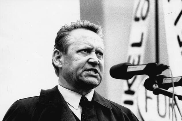 Demonstrationen in der DDR im Wendejahr 1989 Demonstration für Reformen in der DDR, zu der verschiedene Organisationen und Künstler aufgerufen haben und an der ca. 750000 Menschen teilgenommen haben; der Erste Sekretär der SED-Bezirksleitung von Berlin, Günter Schabowski, wird bei seiner Rede ausgepfiffen 04.11.1989 Demonstrations in East Germany 1989 Günter Schabowski, high ranking East German party official, is giving a speech at a demonstration of about 750.000 people for political reforms at Alexanderplatz Square, East Berlin; Schabowski was booed at his speech - - 04.11.1989 Demo Bln-DDR 4.11.89