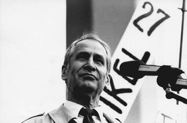 Demonstration für Reformen in der DDR, zu der verschiedene Organisationen und Künstler aufgerufen haben und an der ca. 750000 Menschen teilgenommen haben. der ehemalige Geheimdienstchef Markus Wolf bei der Abschlusskundgebung auf dem Alexanderplatz - 04.11.1989 Demo Bln-DDR 4.11.89