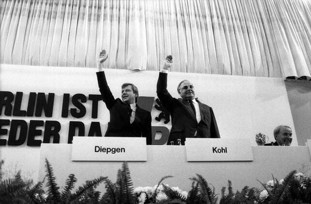 Eberhard Diepgen, 80. Geburtstag am 12. November Veranstaltung der CDU in der Deutschlandhalle: Bundeskanzler Helmut Kohl (re.) und der Regierende Bürgermeister Eberhard Diepgen auf dem Podium in Berlin