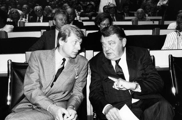 39. Tag der Heimat des Berliner Verbands der Vertriebenen im ICC Berlin: Als Gäste der Regierende Bürgermeister von Berlin Eberhard Diepgen und der bayerische Ministerpräsident Franz Josef Strauss (re.)