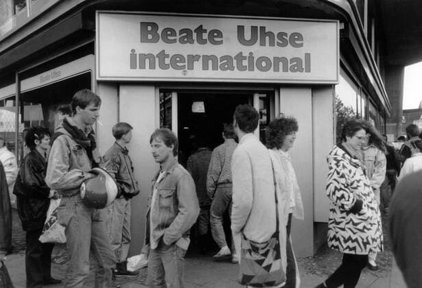 DDR-Bürger vor dem Sexshop Beate Uhse International in Berlin