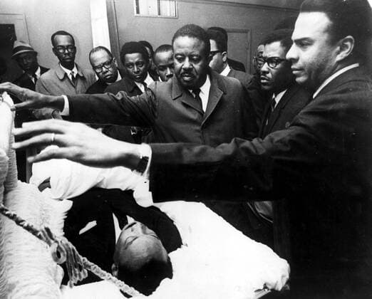 IMAGO History, U.S. Bürgerrechtsbewegung: 1954-1968 Apr 09, 1968 - Atlanta, GA, USA - Body of leader of the American civil rights movement and political activist, MARTIN LUTHER KING; pictured holding the coffin, other notable minister-activists (left to right) RALPH ABERNATHY, King s closest associate; BERNARD LEE and ANDREW YOUNG. The assassination of Martin Luther King led to a nationwide wave of riots in more than 60 cities. Five days later, President Lyndon B. Johnson declared a national day of mourning for the lost civil rights leader. A crowd of 300,000 attended his funeral that same day. Atlanta USA  - ZUMAk09
