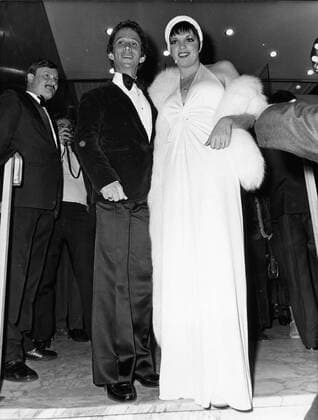 OSCARS. Bester Nebendarsteller. Preisträger 1971-1980 Sep 13, 1972; Paris, FRANCE; Singer LIZA MINNELLI daughter of Judy Garland and Director Vincente Minnelli, with JOEL GREY at the Premiere of the film Cabaret . Paris FRANCE  - ZUMAk09