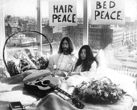 Ikonische Bilder der Zeitgeschichte Aug 09, 1976; Amsterdan, Holland; (File Photo: Exact Date Unknown) Beatle JOHN LENNON and his bride YOKO ONO in bed during a press conference held in their hotel in Amsterdan. John and Yoko were married six days before in Gibraltar. Amsterdan The Netherlands  - ZUMAk09