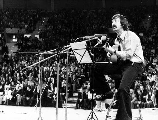 Nov 25, 1976; Munich, GERMANY; East-German singer WOLF BIERMANN on stage in Munich, playing to a full house on November 25th, 1976. Some 6,500 people had come to the Olympic basketball hall to see and hear the singer, who recently had been expelled from the German Democratic Republic while on a tour in West-Germany, in person. Munich GERMANY  - ZUMAk09