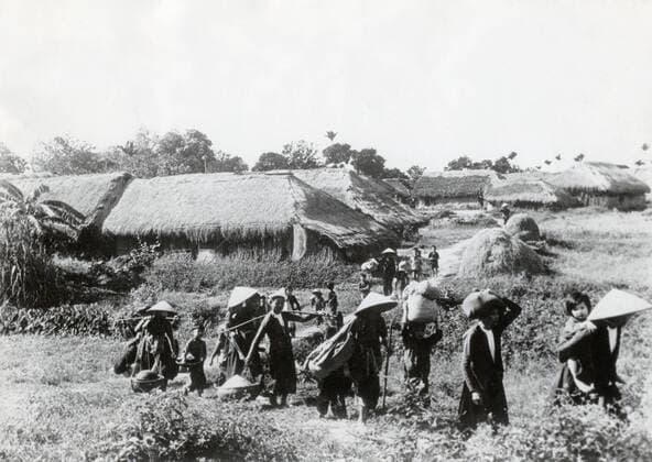 IMAGO History, Vietnamkrieg: 1955-1975 Jul 01, 1954 - Dien Bien Phu, Vietnam - World War II became a trigger for Vietnam seeking independence from France as well as to oppose Japanese occupation. In 1941 a Vietnamese socialist activist HO CHI MINH founds Viet Minh - a national liberation movement which conquers Hanoi in what became known as the August Revolution. HO CHI MINH declares Vietnam to be independent, naming the country the Democratic Republic of Vietnam (DRV) but fails to be recognized by French authorities and the U.S. president Harry S Truman. French forces entered Vietnam and fighting quickly broke out between French and Viet Minh forces. By 1949, when the French reinstalled Bao Dai as figurehead, the two sides had fought to a standstill. The fighting between the French and Viet Minh came to be called the First Indochina War and would last for another five years, until 1954. PICTURED: Vietnamese refugees. Dien  - ZUMAk09