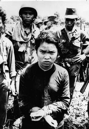 IMAGO History, Vietnamkrieg: 1955-1975 Apr 05, 1962; Phong Dinh, Vietnam; Captured by Government troops, a woman soldier with her hands bound in straw, is brought in after bitter fighting with the Viet Cong guerillas in the Phong Dinh province of the Kekong River delta. In the 1950 s, the US began to send troops to Vietnam, during the following 25-year period, the ensuing war would create some of the strongest tensions in US history. Almost 3 million US men and women were sent to fight for what was a questionable cause. In total, it is estimated that over 2,5 million people on both sides were killed. Phong Dinh Vietnam  - ZUMAk09