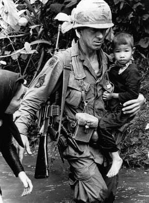 IMAGO History, Vietnamkrieg: 1955-1975 Aug 05, 1967; An Rha, Vietnam; A member of the 1st Cav Division helps a Vietnamese woman and child across a stream near An Rha. In the 1950 s, the US began to send troops to Vietnam, during the following 25-year period, the ensuing war would create some of the strongest tensions in US history. Almost 3 million US men and women were sent to fight for what was a questionable cause. In total, it is estimated that over 2,5 million people on both sides were killed. An Rha Vietnam  - ZUMAk09