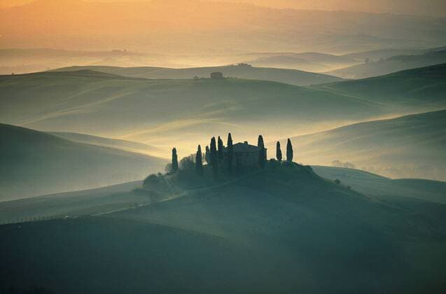 Podere Belvedere, toskanische Kulturlandschaft im Morgennebel, Italien, Toskana, San Quirico d Orcia Podere Belvedere, tuscan cultural landscape in morning mist, Italy, Tuscany BLW037468