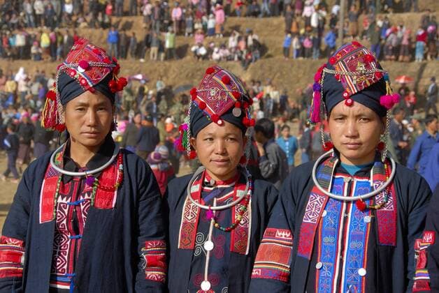 IMAGO Cultures of the world, Akha Volk in Laos Ethnologie, drei Frauen der Akha Oma Ethnie gekleidet in bunte Tracht, Kopfschmuck, Festival in Phongsali Stadt, Provinz Phongsali, Phongsaly, Laos, Südostasien, Asien iblsau01265606
