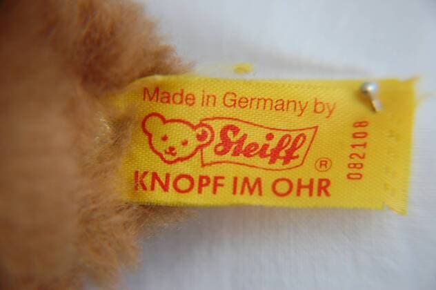 Logo, Steiff- Tiere mit dem Knopf im Ohr. Die Qualität in China war zu schlecht. Jetzt wird wieder in Deutschland produziert. Foto:Christine Roth