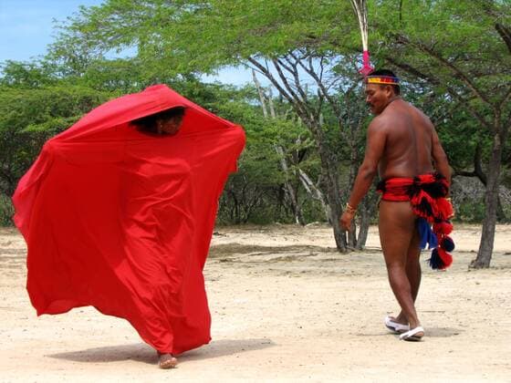 IMAGO Cultures of the world, Wayuu Volk in Kolumbien Wayuu-Indianer in traditioneller Kleidung bei rituellem Tanz auf der Halbinsel Guajira, Kolumbien, La Guajira Wayuu indians in traditional clothing dancing a ritual dance on the peninsula of Guajira, Colombia, La Guajira BLWS167539
