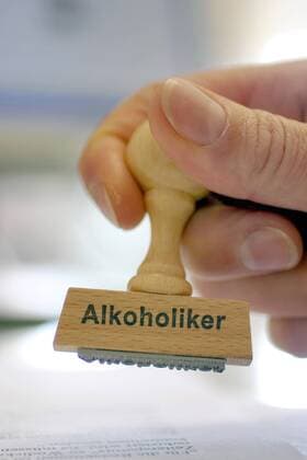 Stempel in der Hand mit der Aufschrift Alkoholiker hand with a stamp Alkoholiker, alcoholic BLWS168320