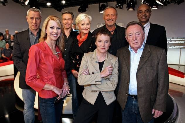 MDR - Fakt ist...! Gäste. v.l.n.r. Schauspieler Ralph Herforth , Moderatorin Ines Krüger , Schauspieler Hannes Jaenicke , Schauspielerin Dorit Gäbler , Moderatorin Ines Klein , Sänger Konstantin Wecker, Schauspieler Peter Sodann und Schauspieler Charles M. Huber während der MDR - Polit - Talkrunde Fakt ist...! - Stars in der Politarena - Der Große Promi-Talk zur Wahl am 21.09.2009 in Leipzig.