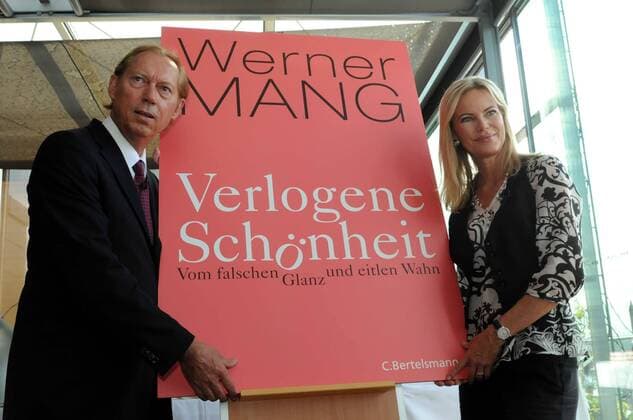 Buchpräsentation im Bayerischen Hof Nina Ruge und Prof. Werner Mang stellen Buch Verlogene Schönheit vor 02.09.2009