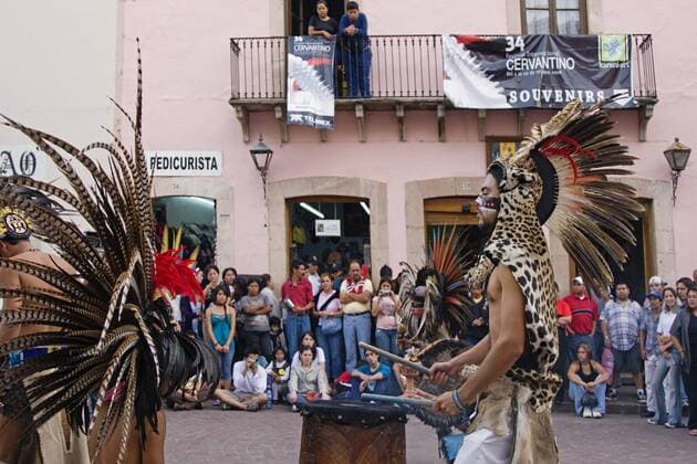 IMAGO Creative: Stadt-Dichotomien Azteken-Taenzer in traditionellem Federkostuem eines Kriegers spielt Trommel auf dem Cervantino Festival, Mexiko, Guanajuato AZTEC DANCER plays a drum dressed in a traditional warrior feathered costume during the Cervantino Festival, Mexico, Guanajuato BLWS145759