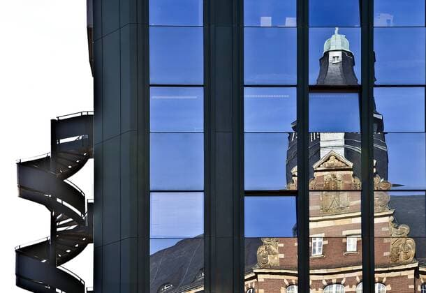IMAGO Creative: Dichotomien, Reflexionen - Architektur Das alte Postamt spiegelt sich in der Fassade des Citycenters in der Innenstadt von Gelsenkirchen, Deutschland, Nordrhein-Westfalen, Ruhrgebiet, Gelsenkirchen mirror image of the old post office in the new glass cladding of the Citycenter, Germany, North Rhine-Westphalia, Ruhr Area, Gelsenkirchen BLWS151958