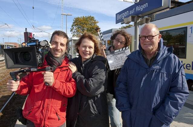 Kinofilm - Heimweh - wird auf Rügen gedreht. Die Schauspieler Renate Krössner (2.l.) in der Rolle Hannelore und Dieter Mann (r.) in der Rolle Günther stehen gemeinsam mit Regisseur Andreas Kannengiesser (2.r.) und Kameramann Stephan Fallucchi (l.) am Set des Kinofilmes - Heimweh - in Bergen. Das Schicksal führt Hannelore und Günther auf eine ungewöhnliche Reise. Als Endstation gedacht, finden die beiden den Weg zurück in ihre Welt. - Heimweh - wird Mitte des Jahres 2010 in die deutschen Kinos kommen.