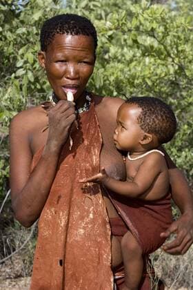 IMAGO Creative: Hunger Buschmann Frau mit Kind, Namibia bushman mother with baby, Namibia BLWS115290