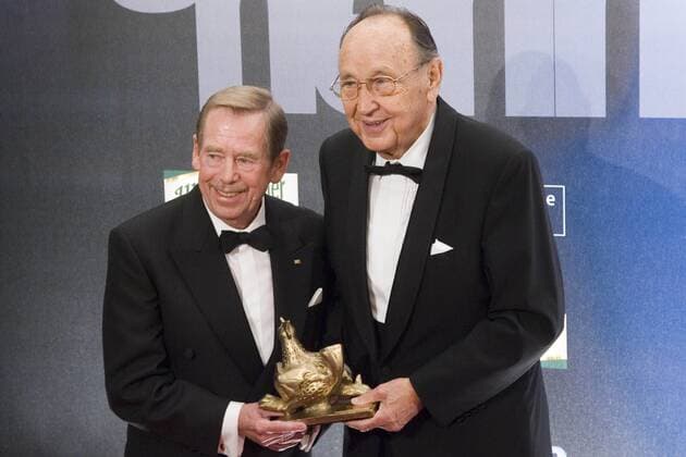 Hans-Dietrich GENSCHER (re.) und Preisträger Vaclav HAVEL anlässlich der Verleihung der Goldenen Henne im Berliner Friedrichstadtpalast am 30.09.2009