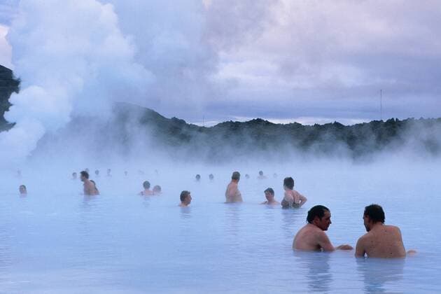 IMAGO Creative: 2021 Favoriten IMAGO Creative: Clickbait, Hautpflege und Kosmetik Badende an der blauen Lagune, Island, Reykjanes, Suedwesten people bathing in the Blue Lagoon, Iceland, Reykjanes, Suedwesten BLWS032880