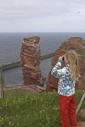 Kind am Vogelfelsen Helgoland, Deutschlabnd, Helgoland girl at the bird rock of Helgoland, Deutschlabnd, Heligoland BLWS041404