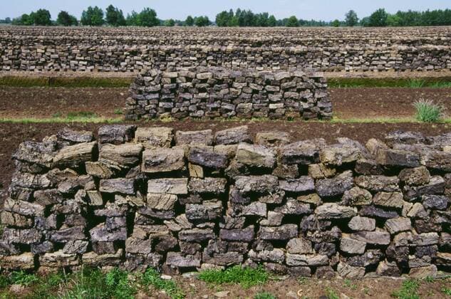 IMAGO Nature: Unsere Erde, Ressourcen, Torf Torfabbau, zur Trocknung gestapelte Torfsoden, Germany drying turf stacks, Germany BLWS072786
