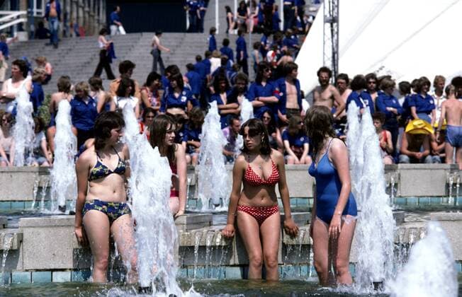 EU DE DEU DDR Deutsche Demokratische Republik Hauptstadt Berlin. Jugendliche Teilnehmer des Festivals vergnügen sich in den Wasserkaskaden am Fernsehturm auf dem Alexanderplatz, anlässlich des Nationalen Jugendfestivals in Ost - Berlin im Juni 1979.