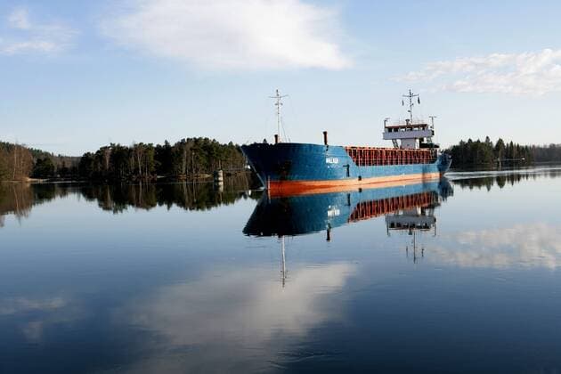 Trollhättan 2005 10 05 Schiff auf dem Trollhätte-Kanal  - KP0520002