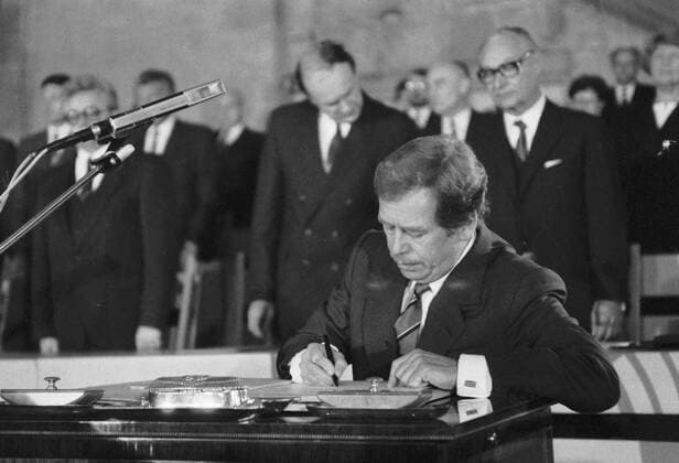 Vaclav Havel signing the constitutional pledge of Czechoslovak President in the Vladislav Hall of Prague Castle on December 29,1989. CTK Photo 