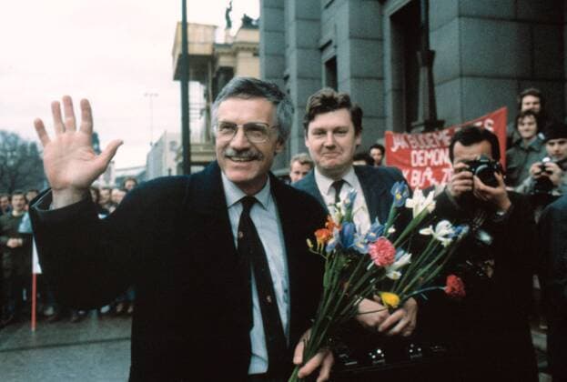 Vaclav Klaus, 80. Geburtstag am 19. Juni Prague, Czechoslovakia, Velvet Revolution. December 19th 1989. Polititian Vaclav Klaus is coming to the parliament house. Students in front of the parliament were supporting Vaclav Havel to become a president of Czechoslovakia. 