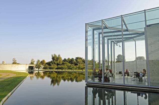Architektur von Tadao Ando Glas, Konstruktion, moderne Architektur, Teich, ehemalige Raketenstation, Kunstmuseum, Langen Foundation, Architekt Tadao Ando, Hombroich, Kreis Neuss, Nordrhein-Westfalen, Deutschland, Europa iblbab01296390