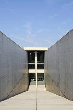 Architektur von Tadao Ando Moderne Architektur, Treppe, Beton, ehemalige Raketenstation, Kunstmuseum, Langen Foundation, Architekt Tadao Ando, Hombroich, Kreis Neuss, Nordrhein-Westfalen, Deutschland, Europa iblbab01296450