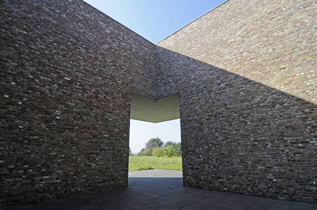 Architektur von Tadao Ando Moderne Architektur, Gebäude, ehemalige Raketenstation, Kunstmuseum, Langen Foundation, Architekt Tadao Ando, Hombroich, Kreis Neuss, Nordrhein-Westfalen, Deutschland, Europa iblbab01296465