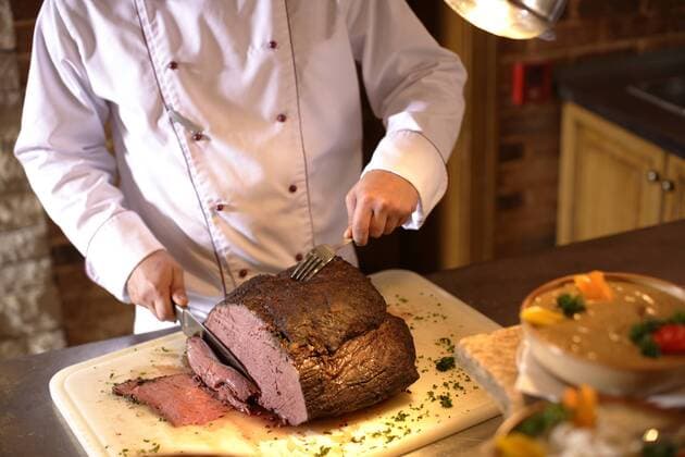 Koch schneidet Roastbeef ibllid01299257